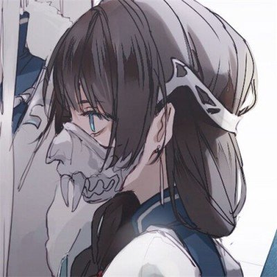 老人在绿化带扎篱笆种菜